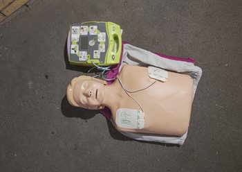 defibrillator on a cpr dummy